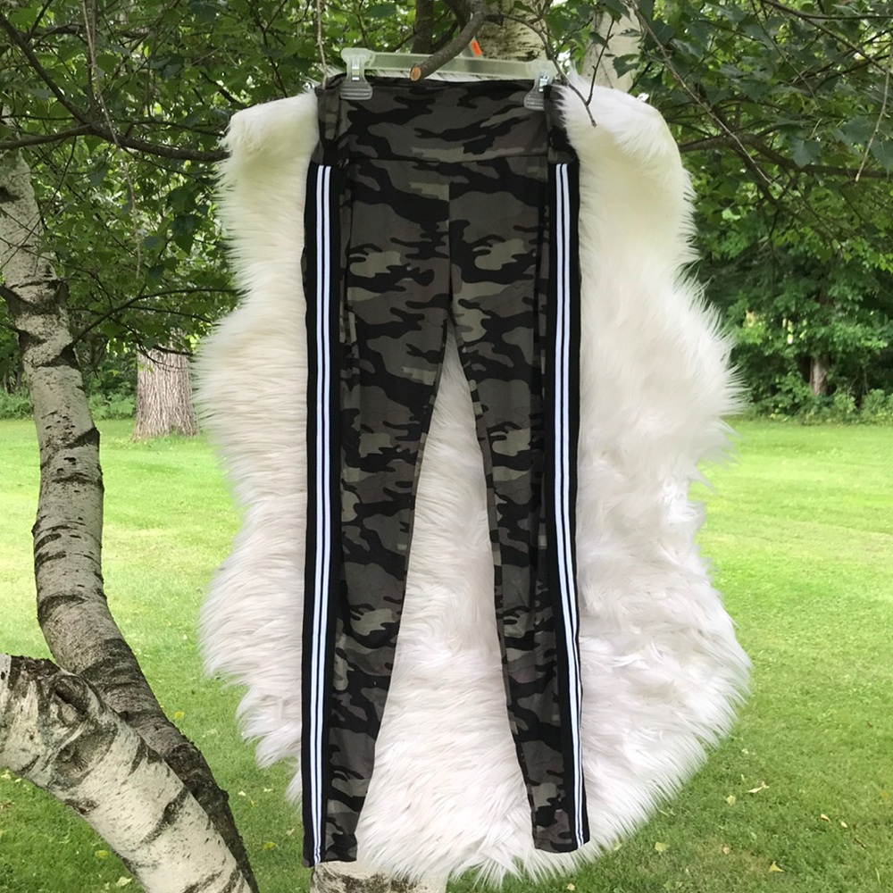 Rue 21 Camo Print Leggings with Stripe 🐾